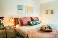 Charming cottage near beach: Fenced Yard, Firepit, Pets OK, King Bed - Sleeps 8 - 3-Star