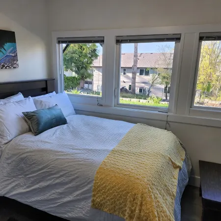Safe neighborhood. Minutes to freeways, Downtown, and Airport.