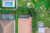 Home with Private Pool Oasis Minutes to Naples’ Best Beaches by Esthetic Stays - 4-Sterne