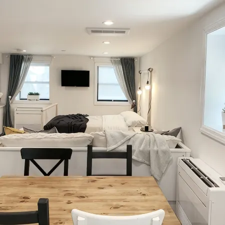 Stylish Tarrytown Studio - Walk to Train & Main St