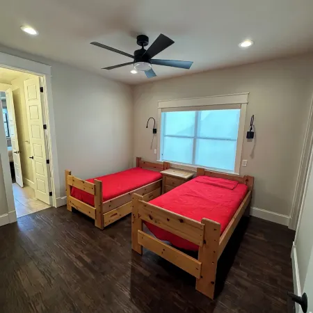 New Lake Paradise! 4 bdrm 3.5 ba house w/ lift, deck, grill, sauna, smart, media Hotels in Tool