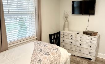 Charming Magnolia Cottage with Hot Tub Near Liberty & Downtown
