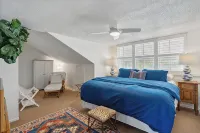 Two Blocks to the Gulf, Boutique Shopping, Arts and Dining in Old Naples. - Condos