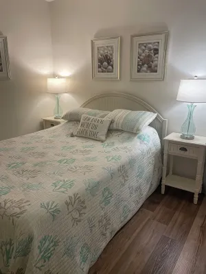 Enjoy an oceanfront getaway with beautiful beach steps from your door. - en bord de mer