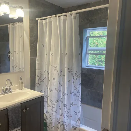 Completely remodeled lower unit in historic 1880's house. Hotels in Ishpeming
