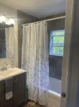 Completely remodeled lower unit in historic 1880's house. - Homestays