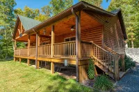 Stunning Mtn Views, Hot Tub+Fire Pit, Fireplace~Grill, WiFi, Private, Near Town! - Homestays