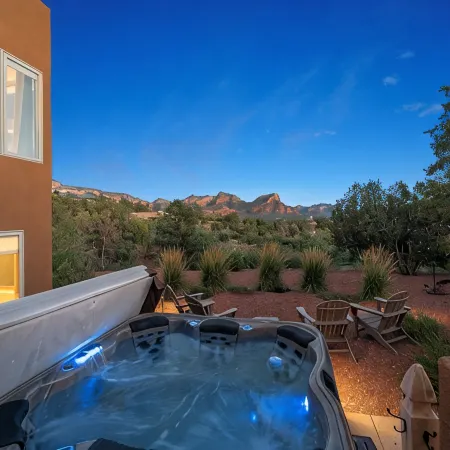 🏜UPTOWN with Red Rock Views! Walk to Shops & Eateries//Hike/Hot tub/EV hookup