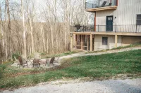 Spacious luxury cabin with hot tub and a great view! - Boutique