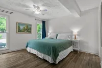 This beautiful home is in the historic Haymount district of Fayetteville. - 3 ดาว