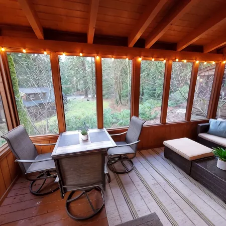 Mckenzie River Cabin #13 at the Log Cabin Inn, screened porch, .5mi Trailhead