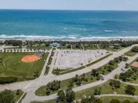 : Sandy Feet Retreat: Walk to the Beach! : - piscina