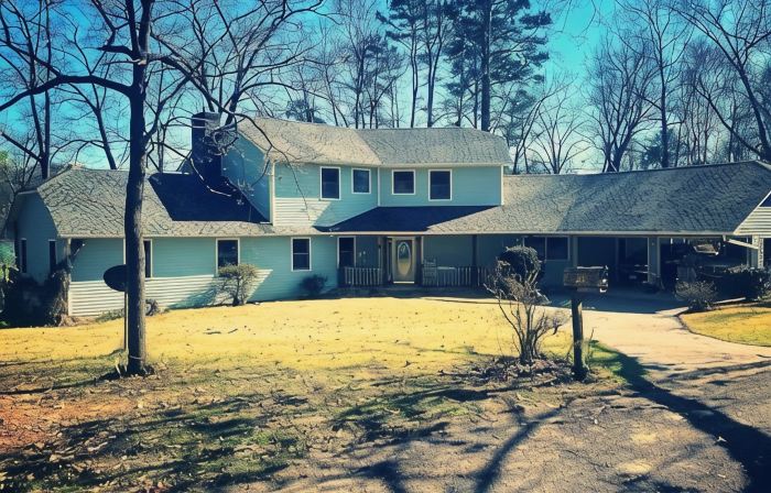 Breathtaking Waterfront Retreat, Private Docks, 12 Guests, King Bed.