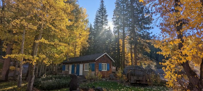 Riverfront Cottage 5 Minutes from Palisades Tahoe 10 minutes to Lake Tahoe Ξενοδοχεία στην πόλη Olympic Valley