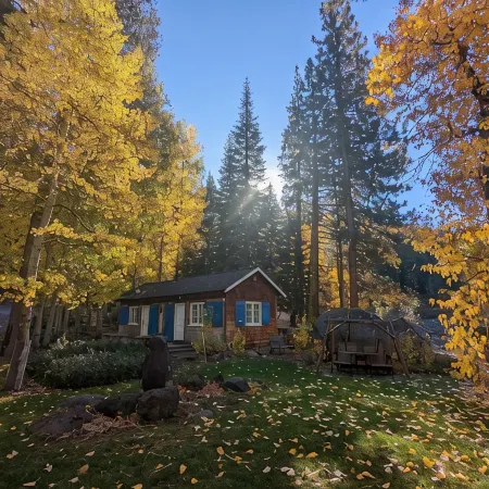 Riverfront Cottage 5 Minutes from Palisades Tahoe 10 minutes to Lake Tahoe