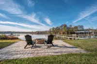 Lakefront Getaway: Fire Pit ~ Dock ~ Games ~ Family & Pet Friendly - Wifi