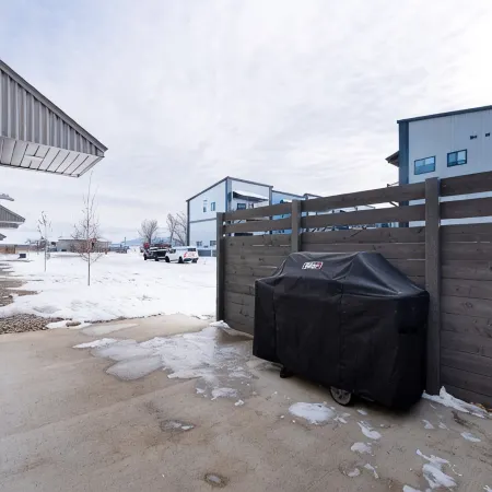 Industrial Retreat Where Recreation Abounds! Dogs OK, Pool Table, BBQ & More!