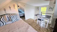 Tranquil Modern Upstairs Apt. Walk to Restaurants & Beach! Off-Street Parking, - Wifi