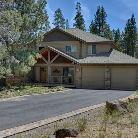 Premier Luxury Home with 7 Br/7.5 BA, Hot Tub, Game Room, Sharc Passes, A/C