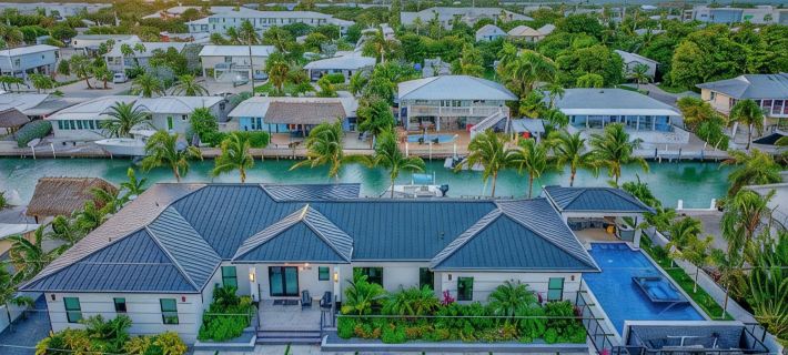 Paradise Oceanside Estate- 6 Bedrooms & 9 BR + Office + Theater Room – SLEEPS 14 마라톤 호텔
