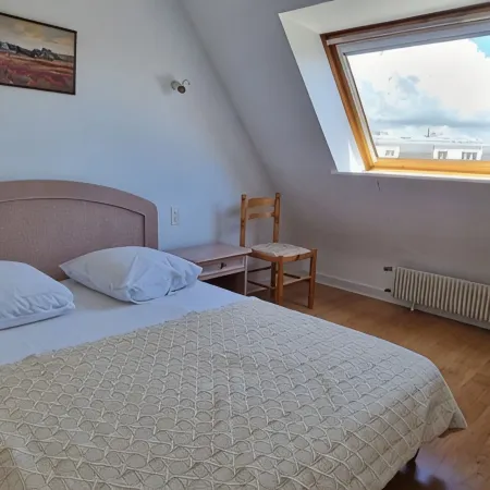 Superb sea view for this apartment in the center of Concarneau with parking.