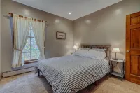 Enjoy swimming/boating in the lake, Fall Foliage, Wine trail, Skiing and Hiking - Wifi