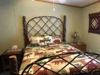 Cozy, peaceful "camp" in Hollywood Hills, just north of the town of Old Forge - Homestays