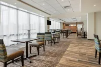 Comfort Inn & Suites Pittsburgh-Northshore - Breakfast