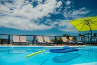 The Champs - piscina