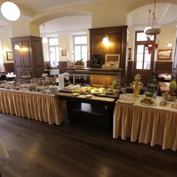 Hotel Goldener Falke Отели рядом с достопримечательностью «Хайлигенберг»