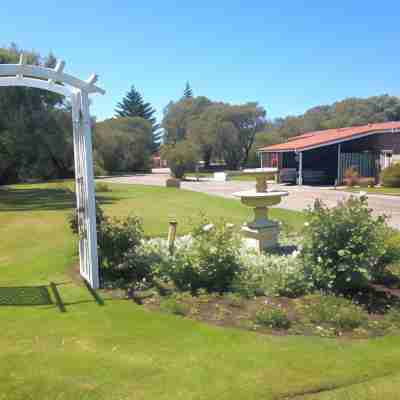Emu Beach Chalets Hotel Exterior