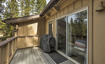5 Mi to Lake Access Incline Village Condo with Deck