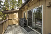 5 Mi to Lake Access Incline Village Condo with Deck