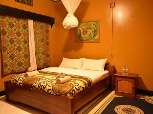Amahoro Guesthouse - Queen Room with Private Bathroom