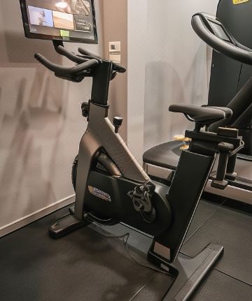 21 호텔의 현대적인 디자인과 근처 쇼핑거리 전경