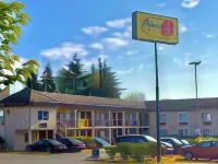 Super 8 by Wyndham Lynnwood - 2-Star