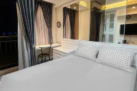 RedLiving Apartemen Transpark Cibubur - Ens Room فنادق في Jatisampurna