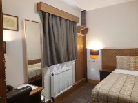 Crosshill House Hotels in Гіффнок