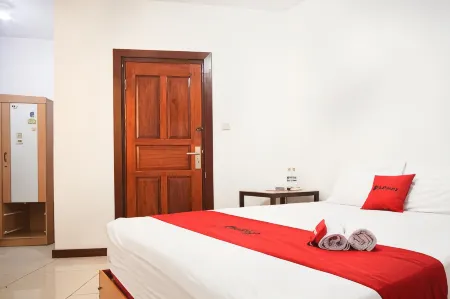 RedDoorz Near Mal Abepura Отели в г. Wai Mhorock