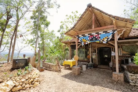 NewAlasKuliner & HomestayWatulumbung Отели рядом с достопримечательностью «Depok Beach»