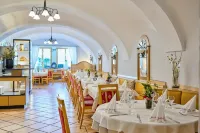 Hotel Restaurant Zum Goldenen Anker mit Hallenbad & Wellnessbereich Hotels in Künzing