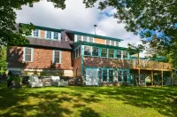 Lakefront Vacation Home on Lake Elmore فنادق في Elmore