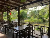 Joyce Garden Hotel Hotels in Burrell Boom