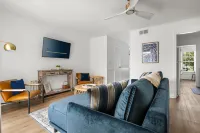 Private Backyard and Southern Comfort - Charming Townhouse Retreat