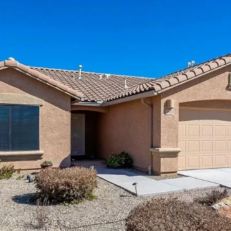 Newer home with 2 car garage less than 30 minutes from Tucson airport