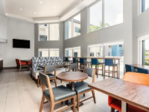 Holiday Inn Express CLEARWATER EAST - ICOT CENTER by IHG Hotéis em Largo