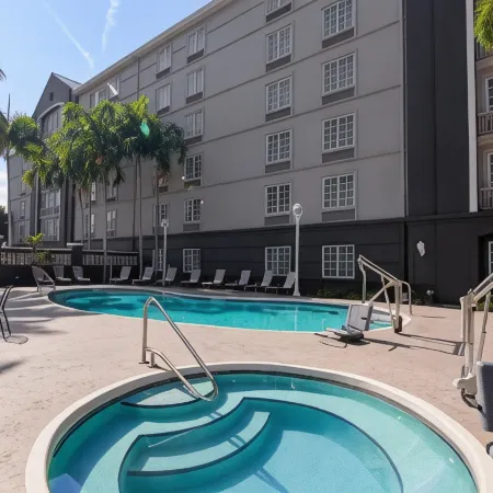 La Quinta Inn & Suites by Wyndham Miami Airport West
