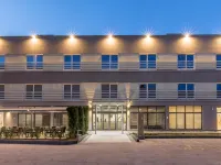 Hotel Mondo Hotels near Lora