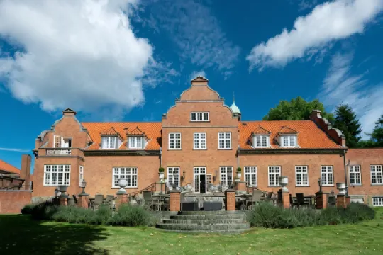 Sauntehus Slotshotel & konferencecenter Hotels near Fredensborg Lund Park