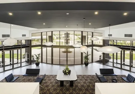 Quality Suites DOlive Отели рядом с достопримечательностью «St Vincent's Private Hospital Werribee»